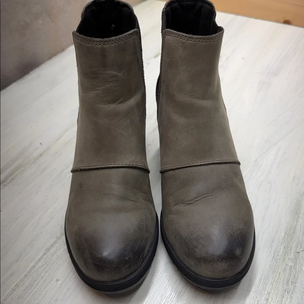 Sorel Joan of Arctic Wedge II Chelsea Taupe Ankle Boots with Black Sole Sz 7.5